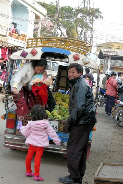 LAOS - PHONSOVAN -> VANG VIENG - bananen en bevolking in een tuktuk