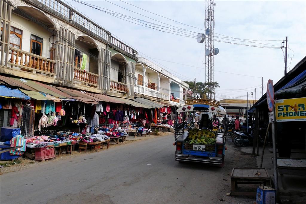 LAOS - PHONSOVAN -> VANG VIENG - straatbeeld in de buurt van de lokale markt