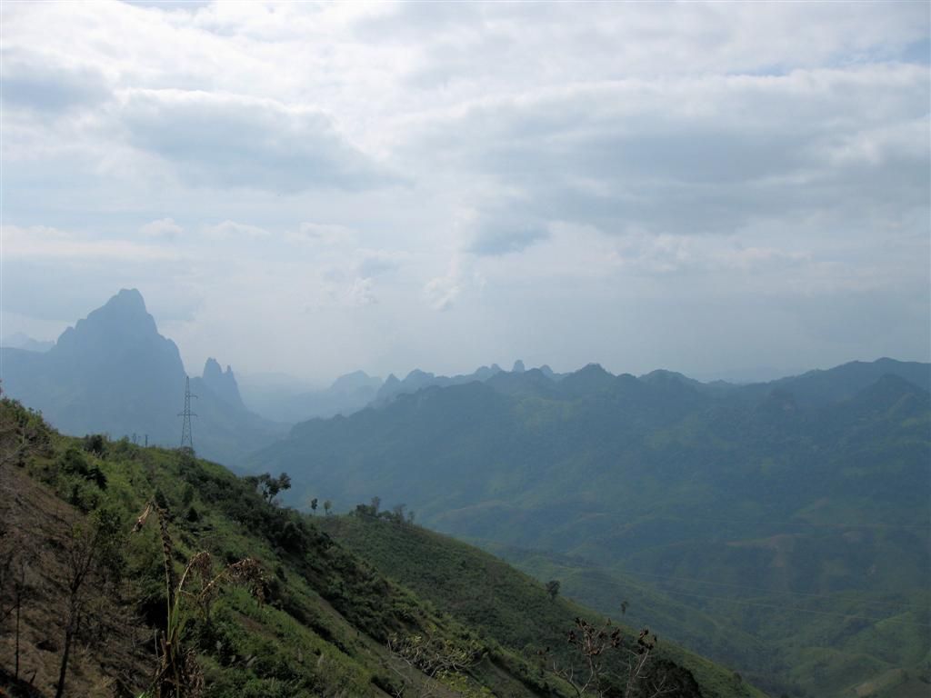 LAOS - PHONSOVAN -> VANG VIENG - uitzicht bij een stop