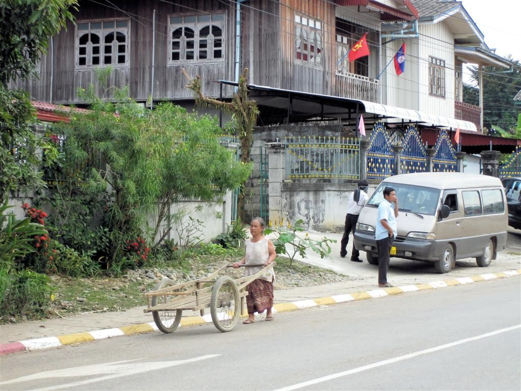 LAOS - VANG VIENG - oudere vrouw met kar