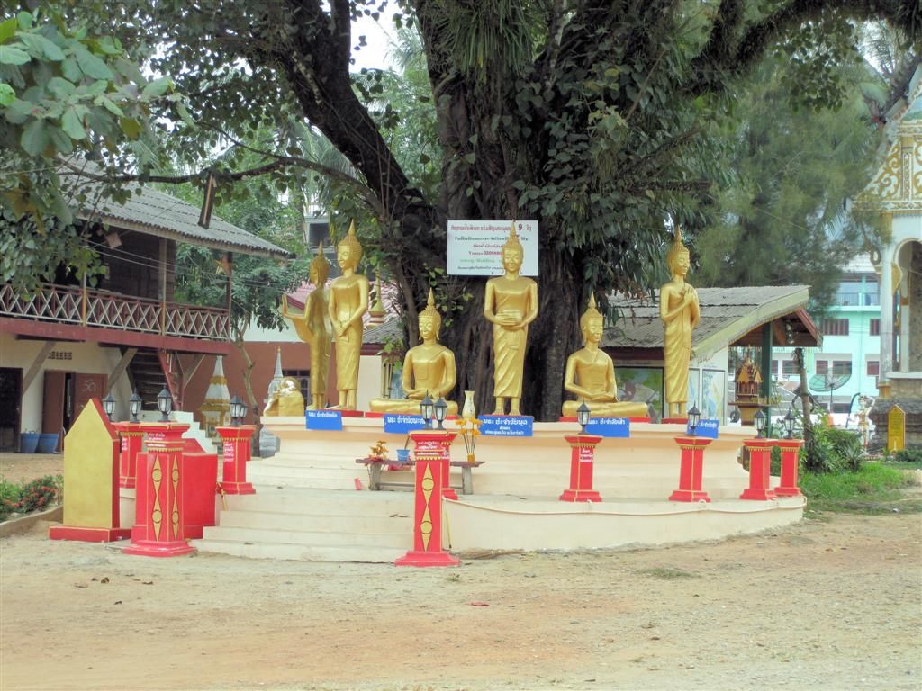 LAOS - VANG VIENG - boeddhabeelden
