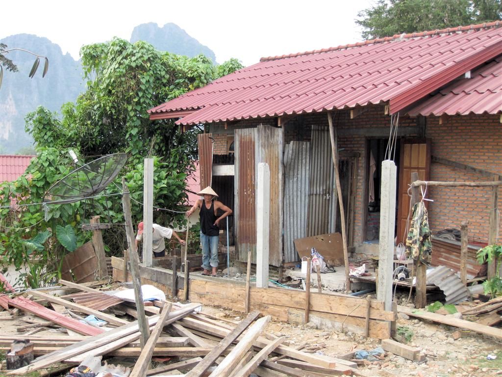 LAOS - VANG VIENG - een bouwvakker