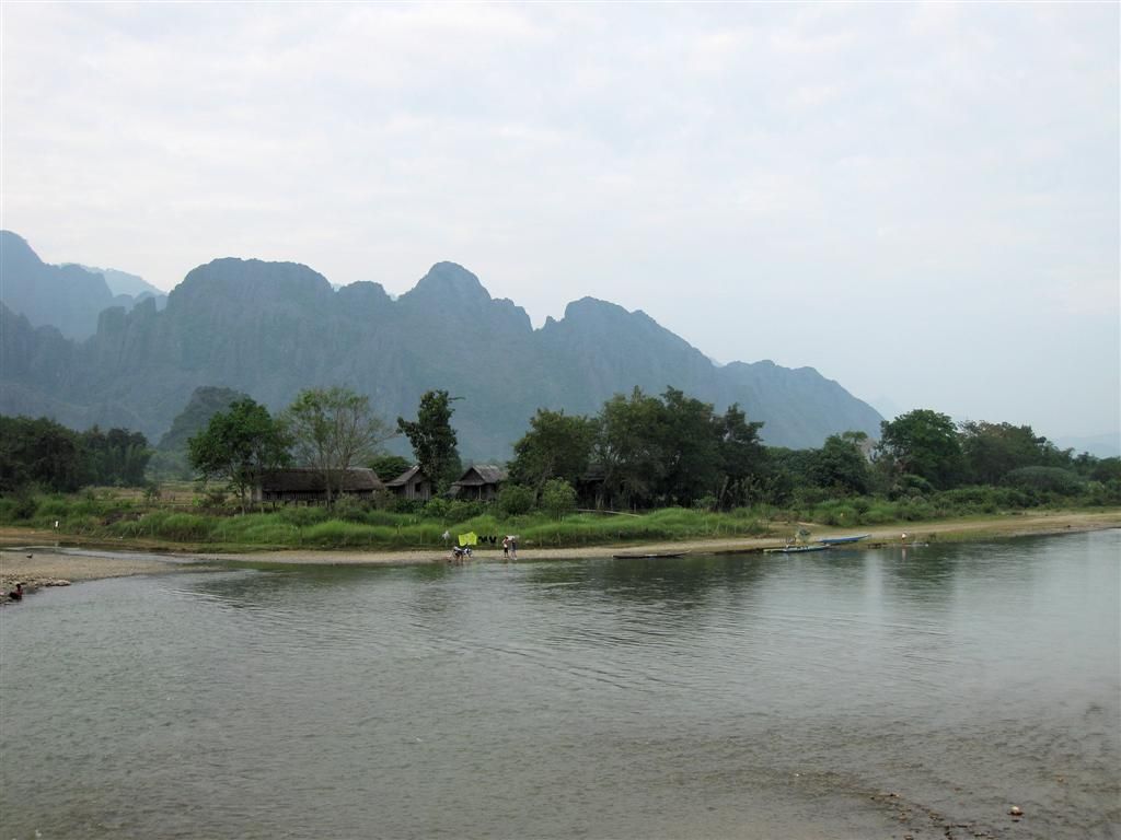 LAOS - VANG VIENG - uitzicht bij de rivier