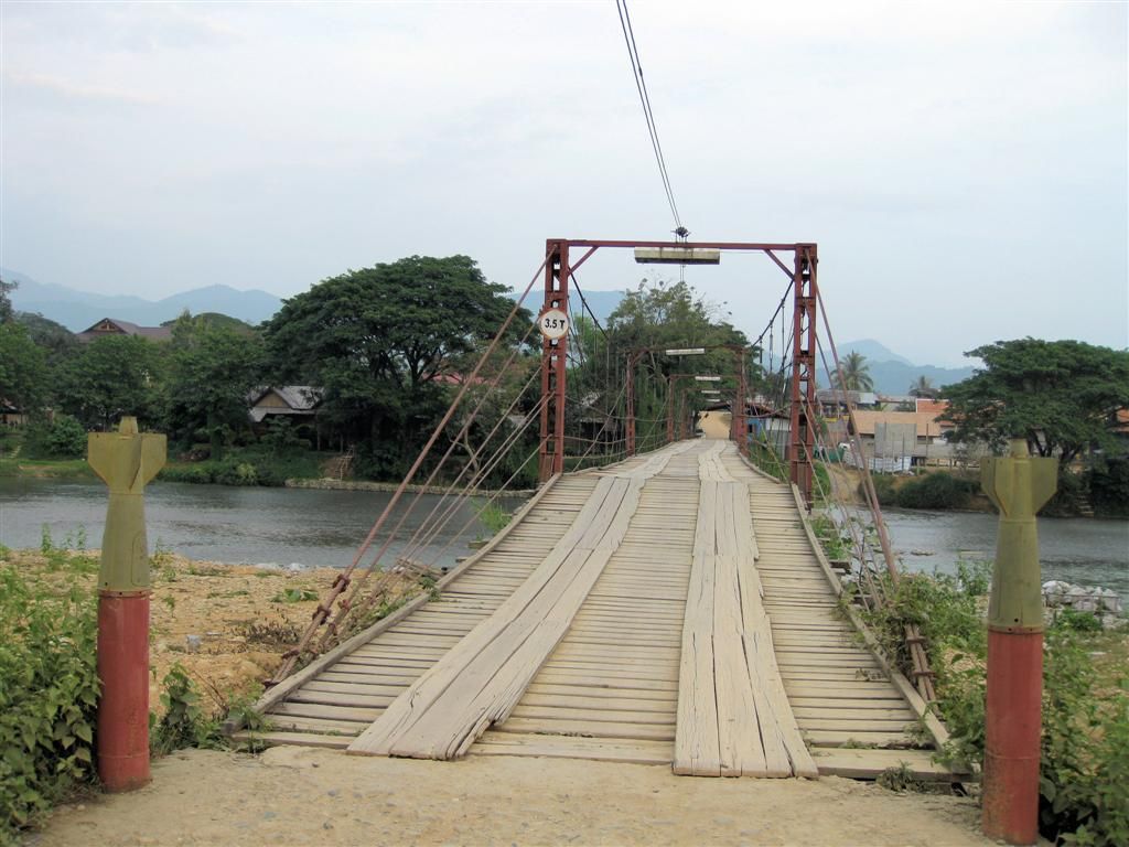 LAOS - VANG VIENG - de Namsong brug