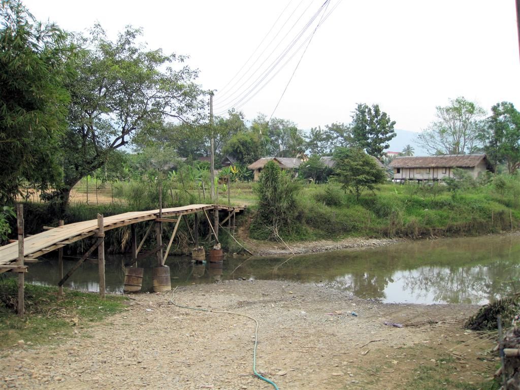 LAOS - VANG VIENG - een houten brug