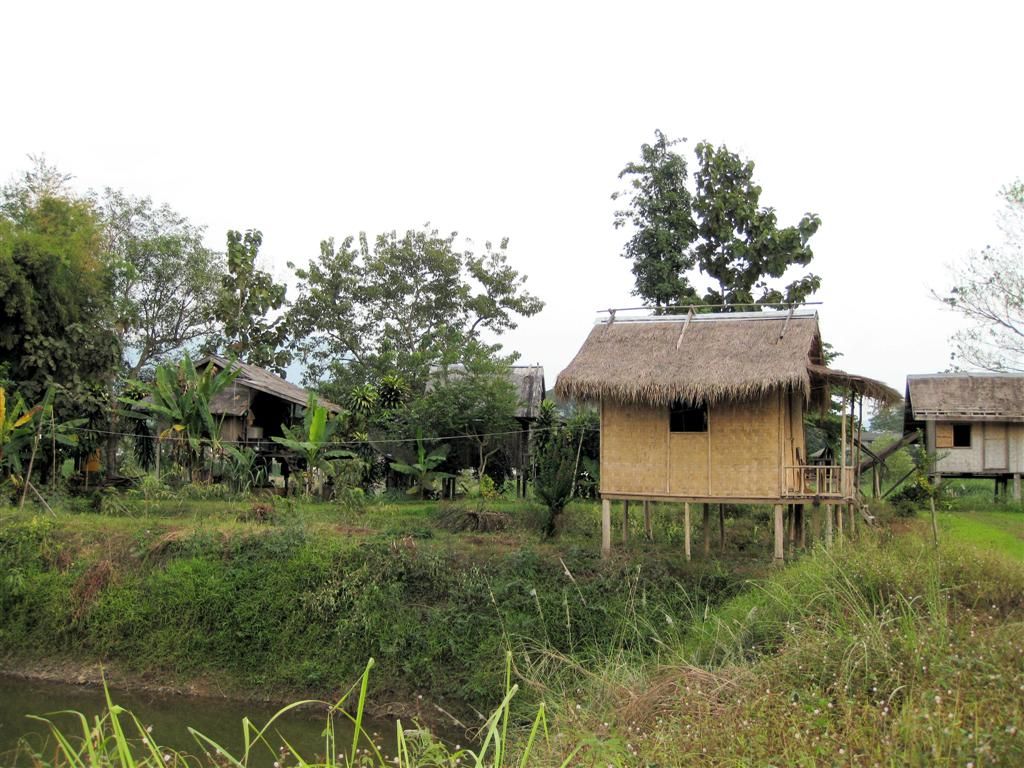 LAOS - VANG VIENG - huisjes op palen