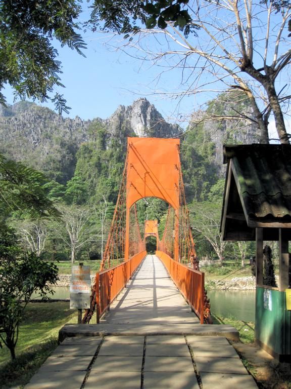 LAOS - VANG VIENG - oranje brug die je oa naar de Tham Chang grot leid