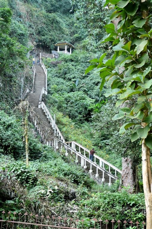 LAOS - VANG VIENG - trap om naar ingang van de Tham Chang grot te komen