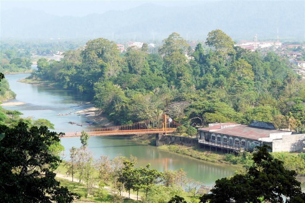 LAOS - VANG VIENG - uitzicht over de Nam Song rivier vanuit de Tham Chang grot