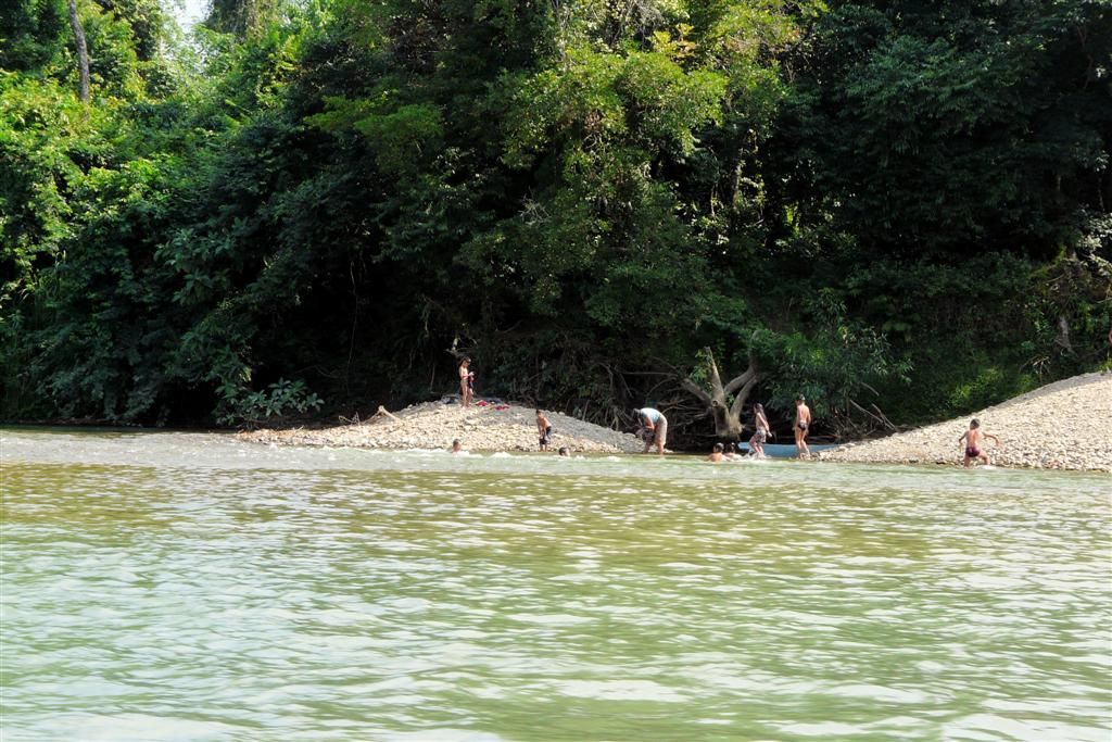 LAOS - VANG VIENG - kinderen aan het zwemmen in de Nam Song rivier
