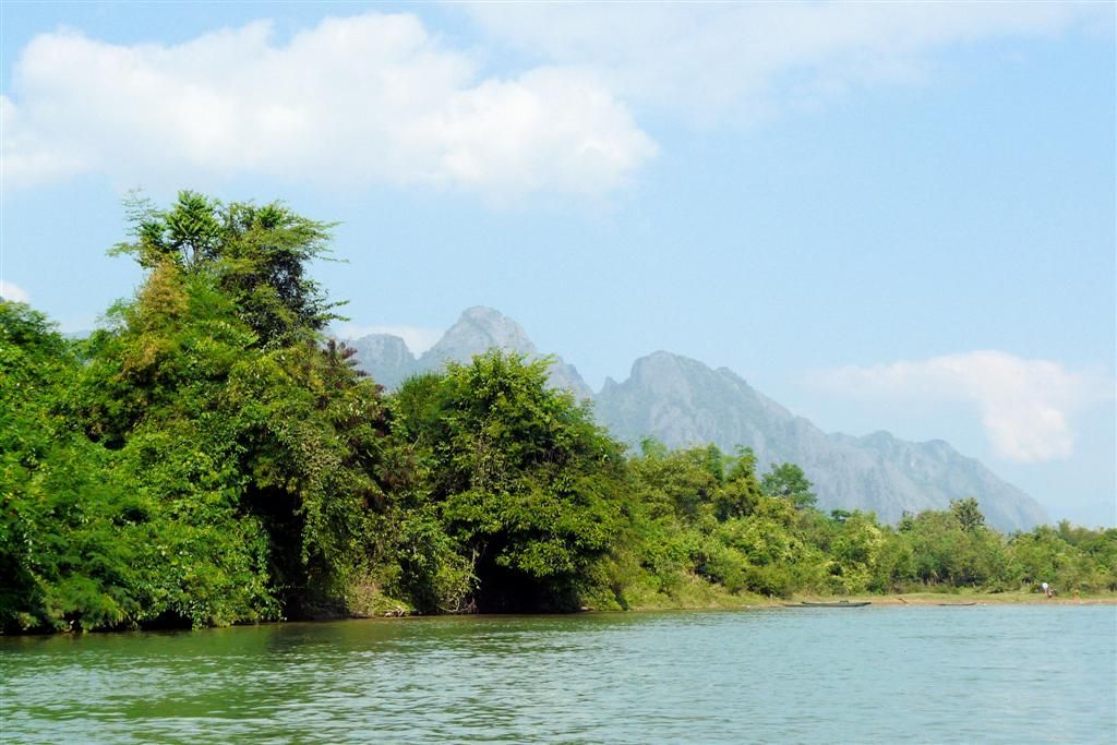 LAOS - VANG VIENG - uitzicht tijdens ons boottochtje over de Nam Song rivier