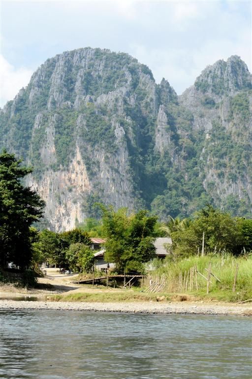 LAOS - VANG VIENG - uitzicht tijdens ons boottochtje over de Nam Song rivier