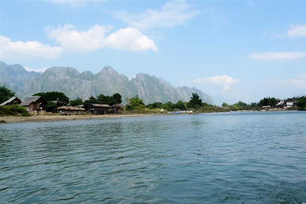 LAOS - VANG VIENG - uitzicht tijdens ons boottochtje over de Nam Song rivier