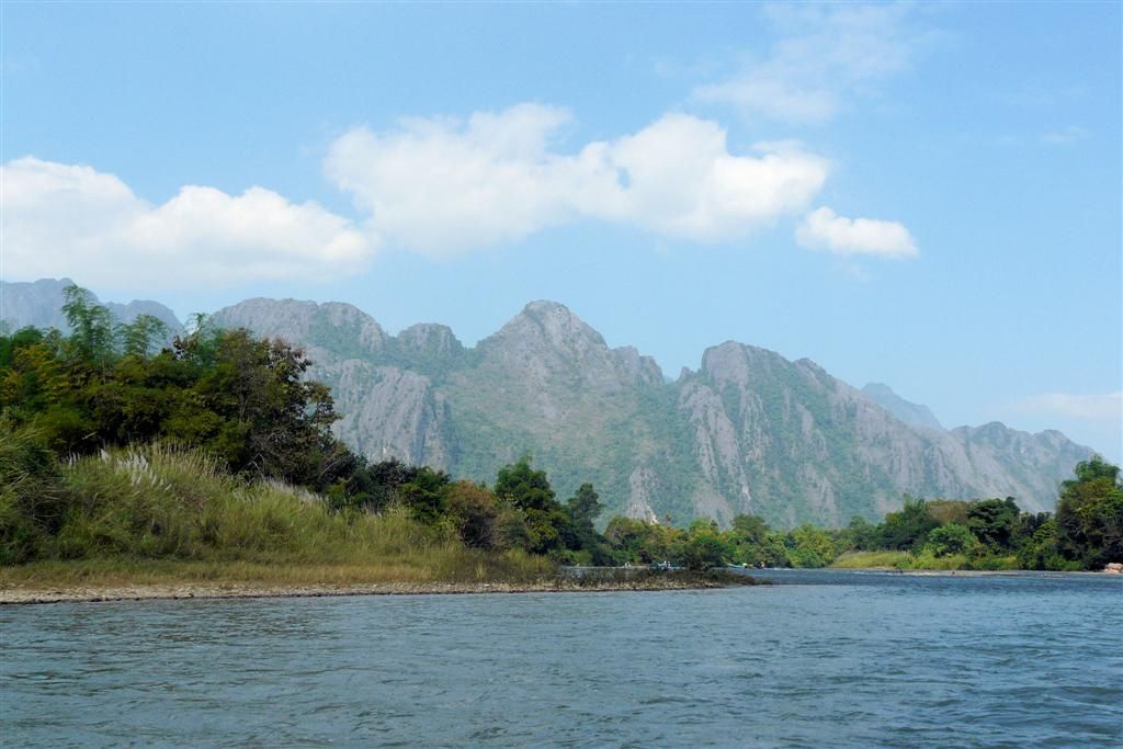 LAOS - VANG VIENG - uitzicht tijdens ons boottochtje over de Nam Song rivier