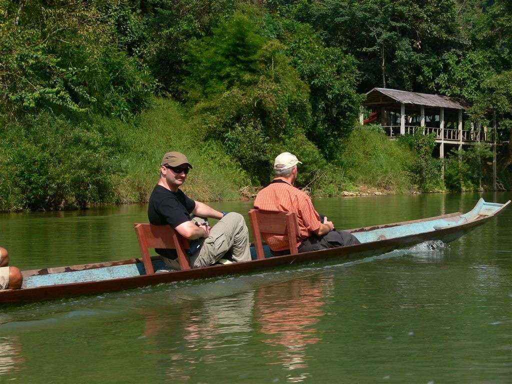 LAOS - VANG VIENG - Carlos en groepsgenoot Mark aan het varen over de Nam Song rivier