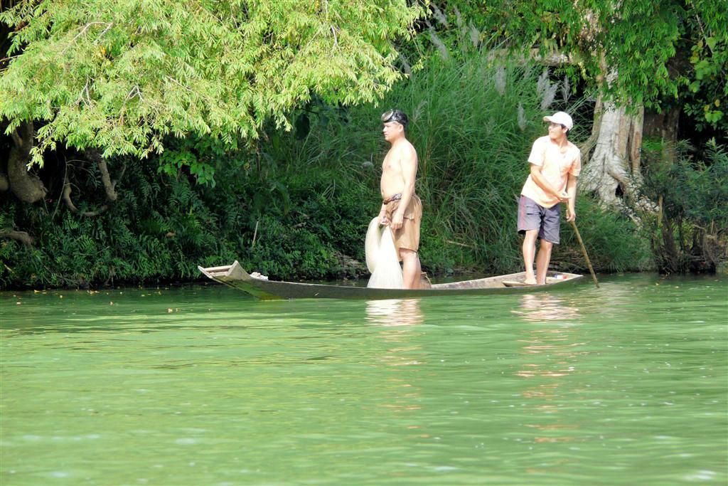 LAOS - VANG VIENG - twee vissers aan het vissen in de Nam Song rivier