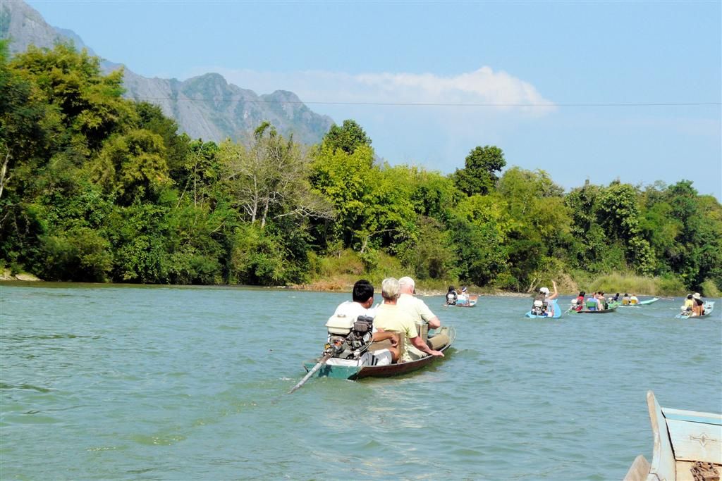LAOS - VANG VIENG - met bootjes over de Nam Song rivier