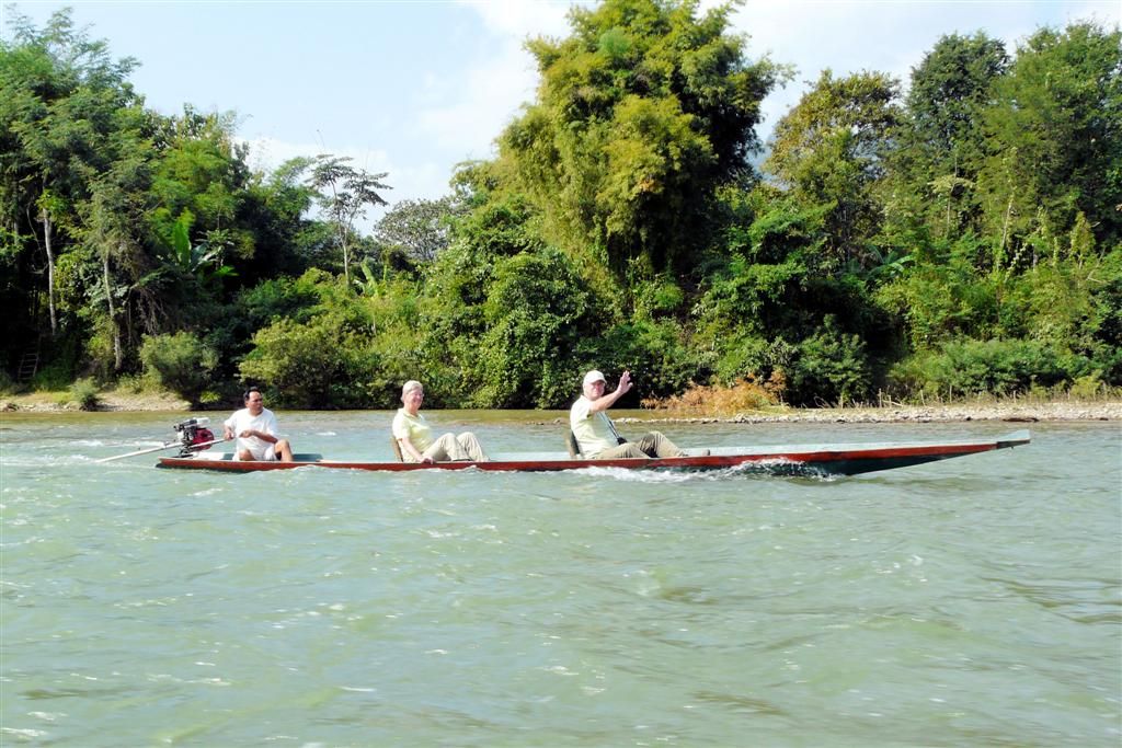 LAOS - VANG VIENG - groepsgenoten Henk en Lida aan het varen over de Nam Song rivier