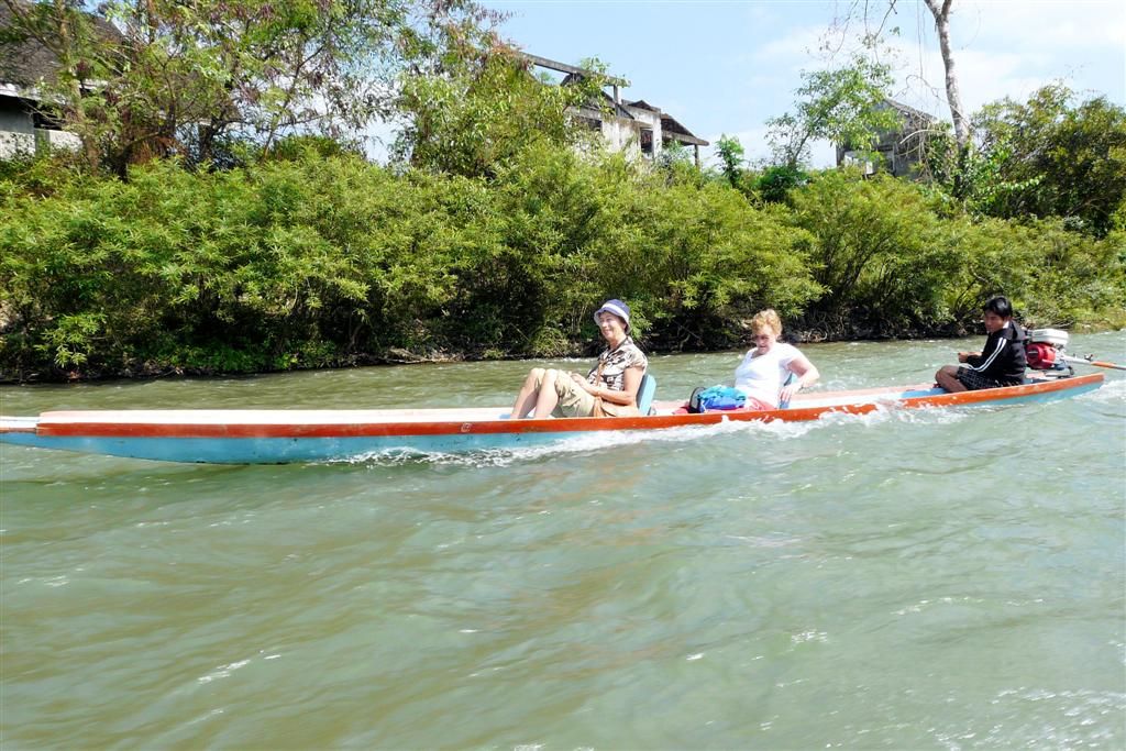 LAOS - VANG VIENG - groepsgenoten Oele en Anneke aan het varen over de Nam Song rivier