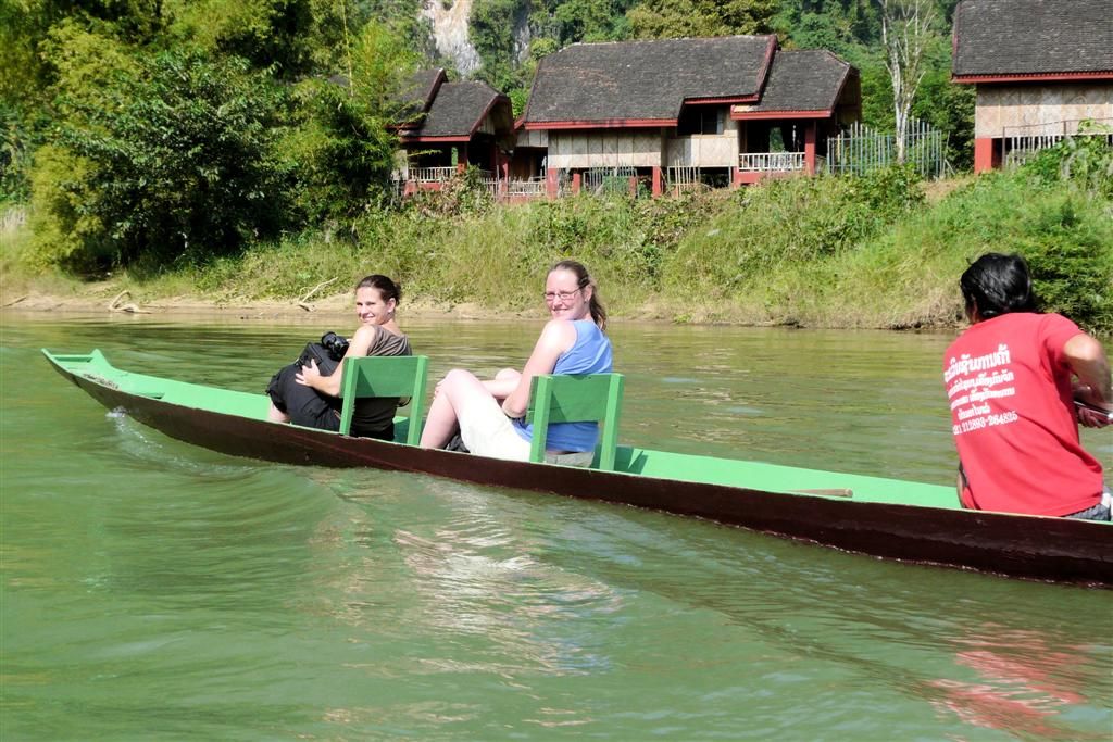 LAOS - VANG VIENG - groepsgenoten Ingrid en Brenda aan het varen over de Nam Song rivier