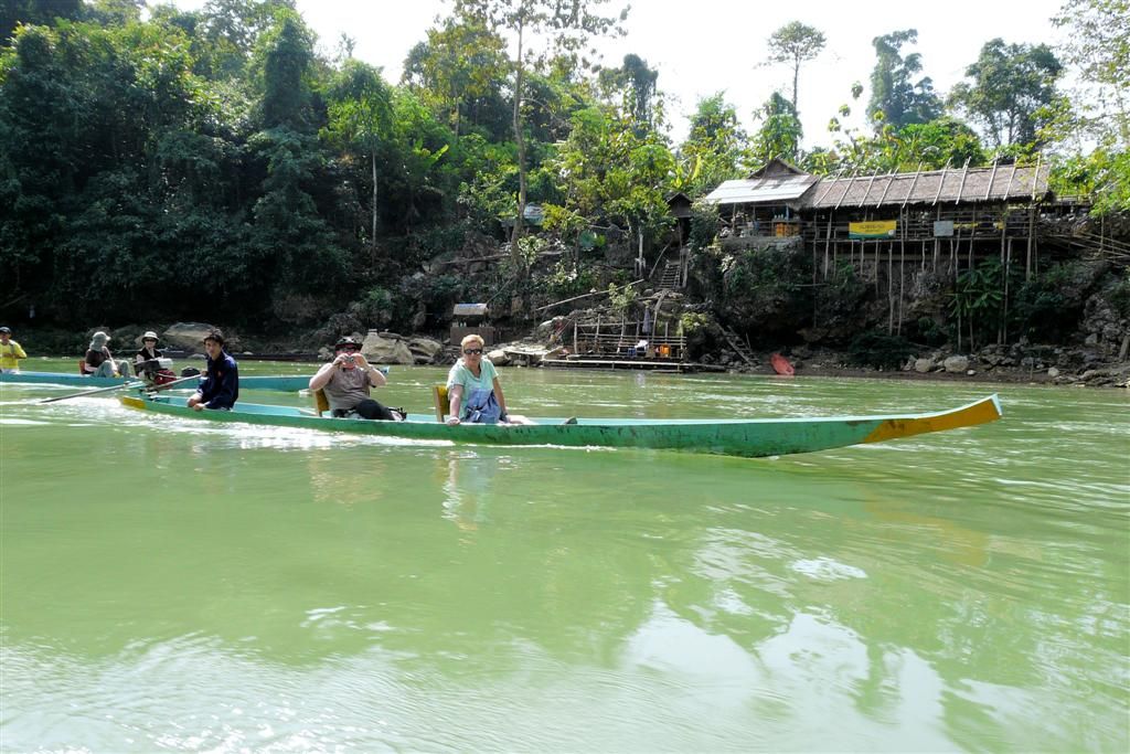 LAOS - VANG VIENG - groepsgenoten Lia en Jurjen aan het varen over de Nam Song rivier