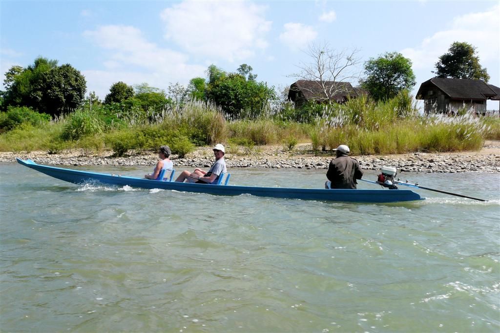 LAOS - VANG VIENG - groepsgenoten Ria en Rob aan het varen over de Nam Song rivier