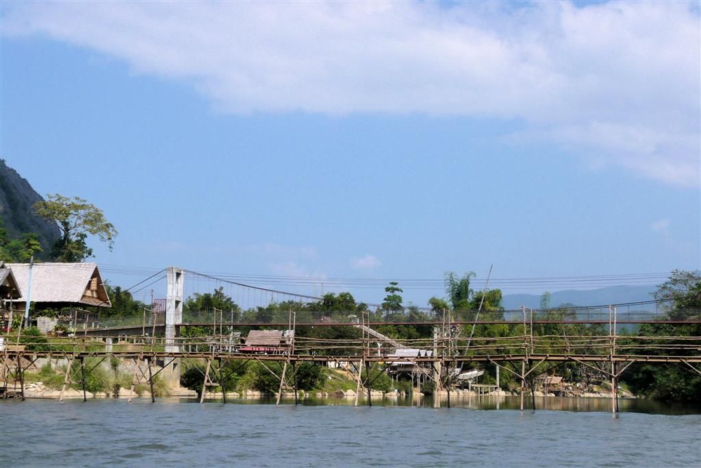 LAOS - VANG VIENG - brug over de Nam Song rivier