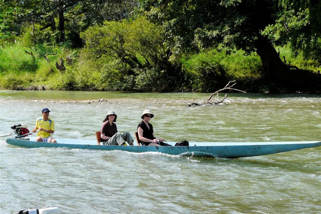 LAOS - VANG VIENG - groepsgenoten Annette en Ans aan het varen over de Nam Song rivier