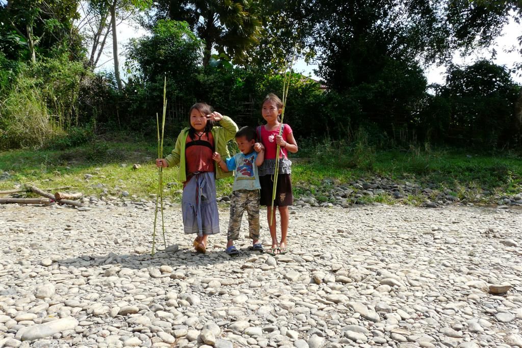 LAOS - VANG VIENG - drie kinderen wachten ons op