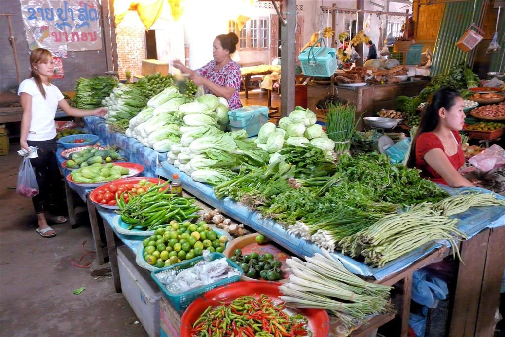 LAOS - VANG VIENG -> VIENTIANE - groentes op een lokale markt