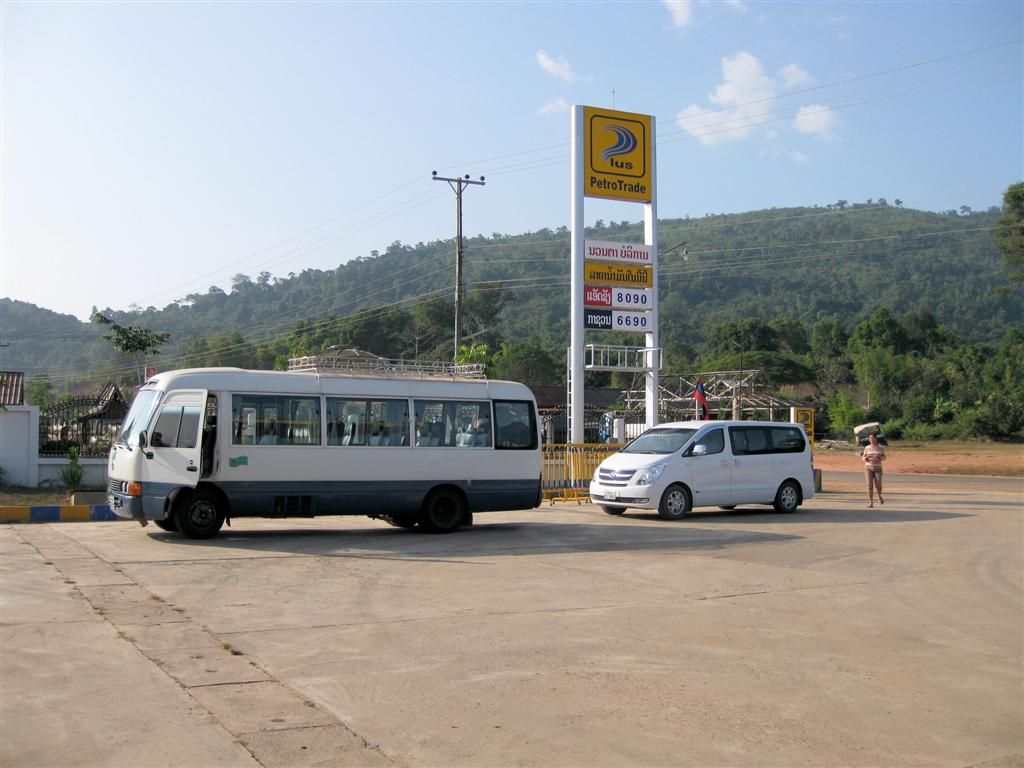 LAOS - VANG VIENG -> VIENTIANE - onze twee bussen waarmee we door Laos reizen