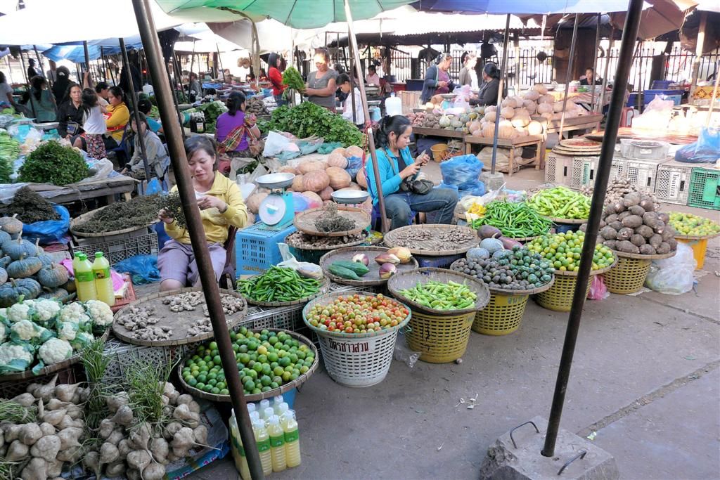 LAOS - VANG VIENG -> VIENTIANE - groentes op een lokale markt