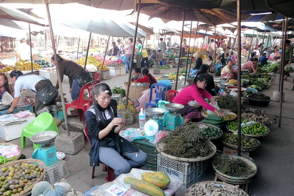LAOS - VANG VIENG -> VIENTIANE - groentes op een lokale markt