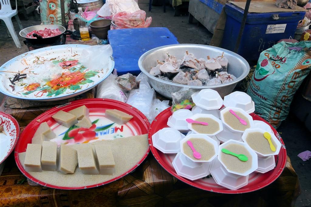 LAOS - VANG VIENG -> VIENTIANE - geleiactige tussendoortjes op een lokale markt