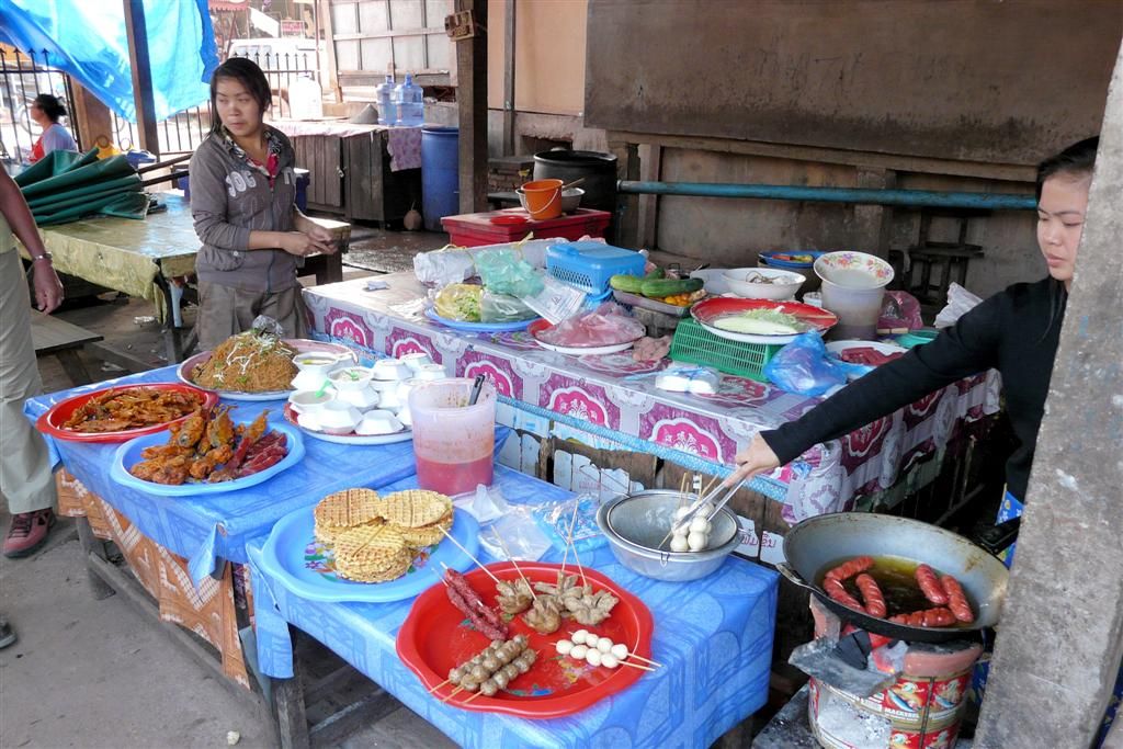 LAOS - VANG VIENG -> VIENTIANE - snacks op een lokale markt