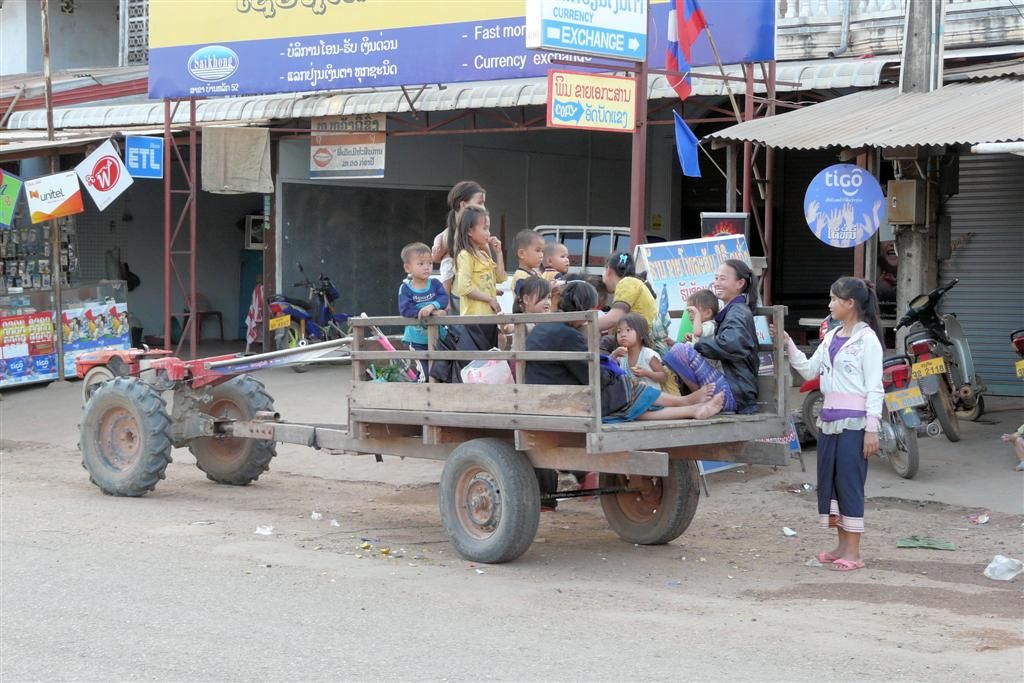 LAOS - VANG VIENG -> VIENTIANE - kinderen in de laadbak van een Laotiaanse tractor