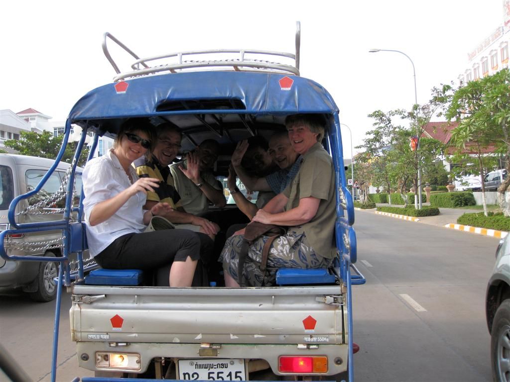 LAOS - VIENTIANE - met busje naar een 24km verderop gelegen Xieng Kuane Buddha park