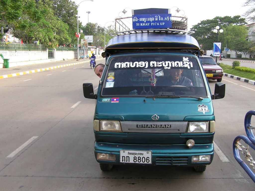 LAOS - VIENTIANE - Carlos in busje op weg naar een 24km verderop gelegen Xieng Kuane Buddha park