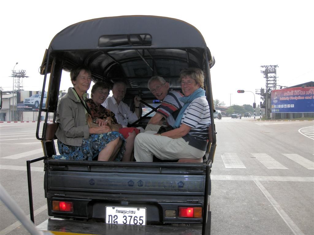 LAOS - VIENTIANE - met busje naar een 24km verderop gelegen Xieng Kuane Buddha park