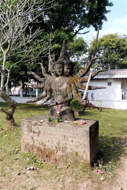 LAOS - VIENTIANE - beeld in het Xieng Kuane Buddha park