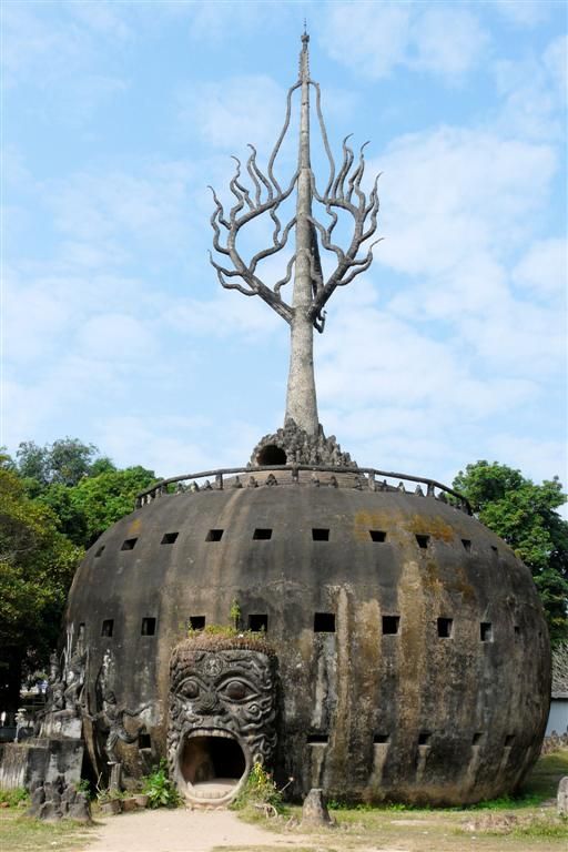 LAOS - VIENTIANE - bouwwerk in het Xieng Kuane Buddha park