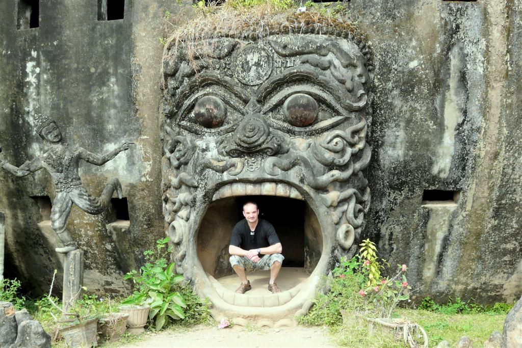 LAOS - VIENTIANE - Carlos bij bouwwerk in het Xieng Kuane Buddha park