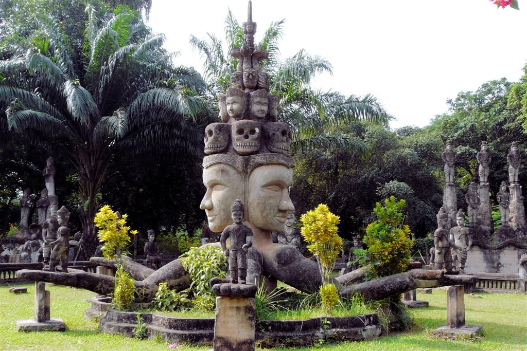 LAOS - VIENTIANE - beeld in het Xieng Kuane Buddha park