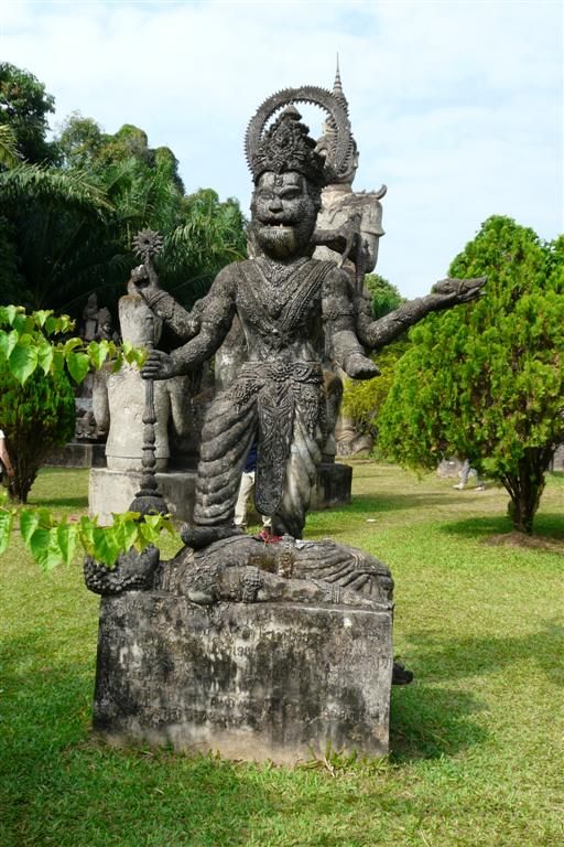LAOS - VIENTIANE - beeld in het Xieng Kuane Buddha park