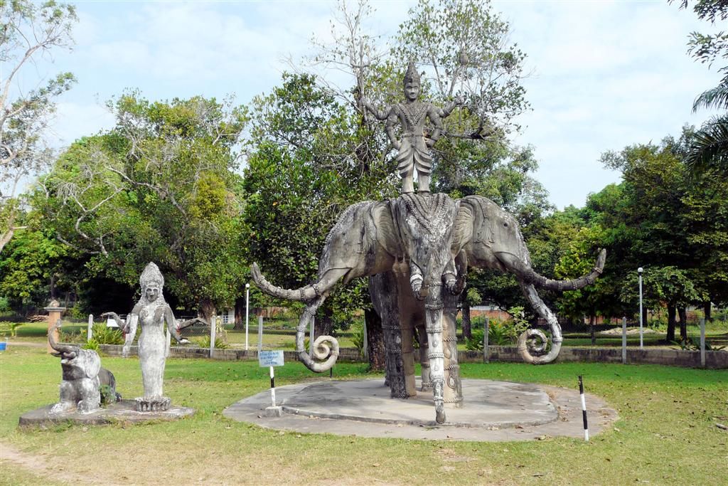 LAOS - VIENTIANE - beeld in het Xieng Kuane Buddha park