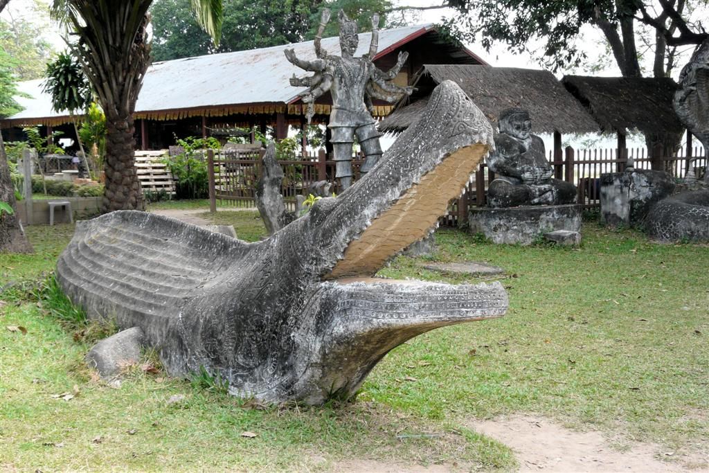 LAOS - VIENTIANE - krokodil beeld in het Xieng Kuane Buddha park