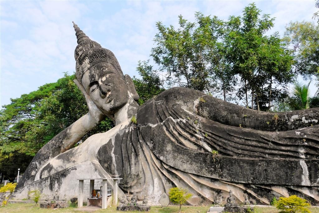 LAOS - VIENTIANE - hoofd van liggende boeddha in het Xieng Kuane Buddha park