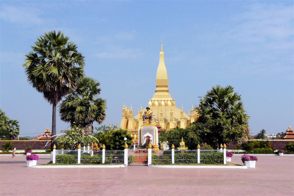 LAOS - VIENTIANE - plein voor Wat That Luang