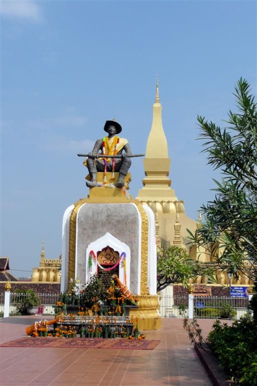 LAOS - VIENTIANE - beeld van koning Setthathirat voor Wat That Luang