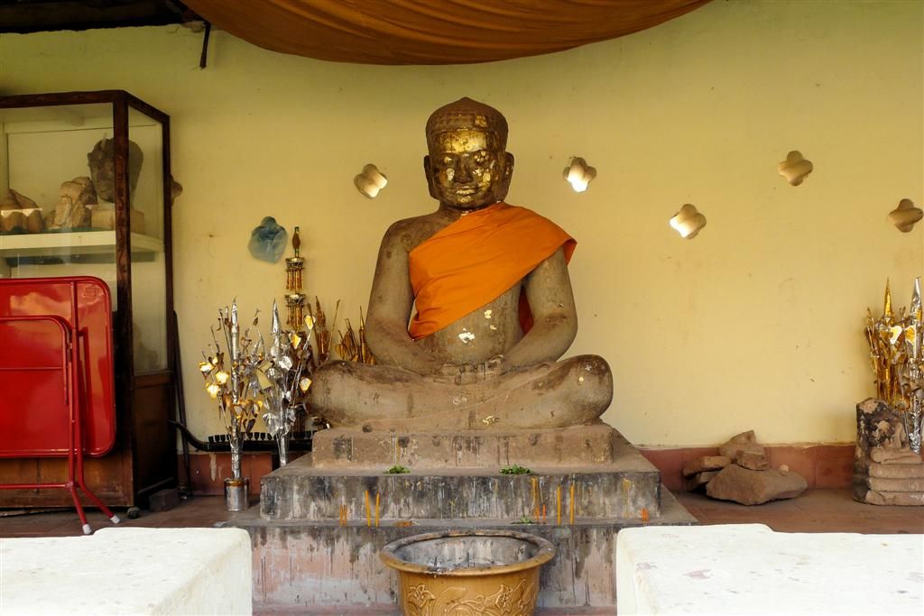 LAOS - VIENTIANE - zittende boeddha bij Wat That Luang